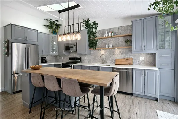 150 Victoria Street S #105