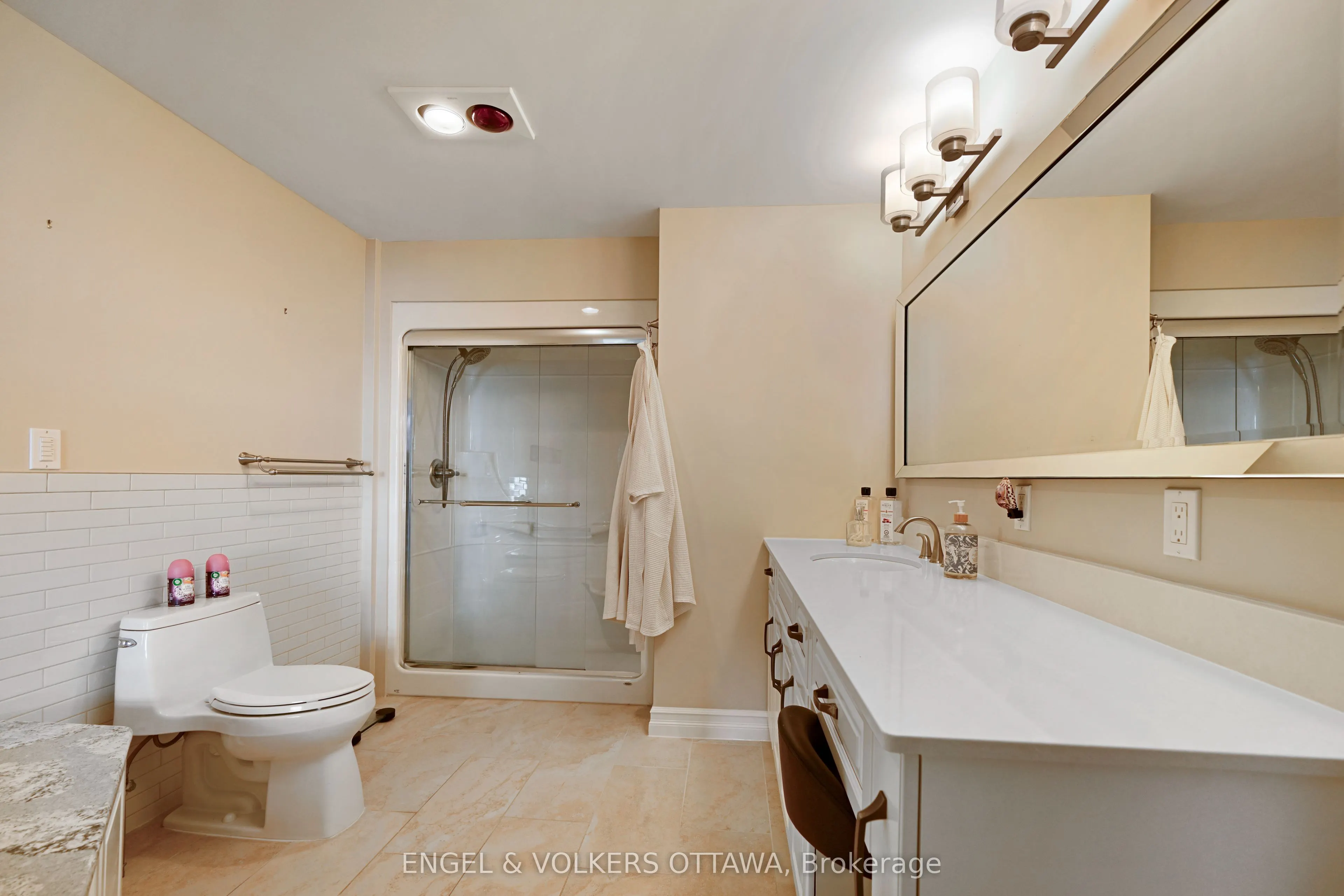 15 St Andrew Street #1802