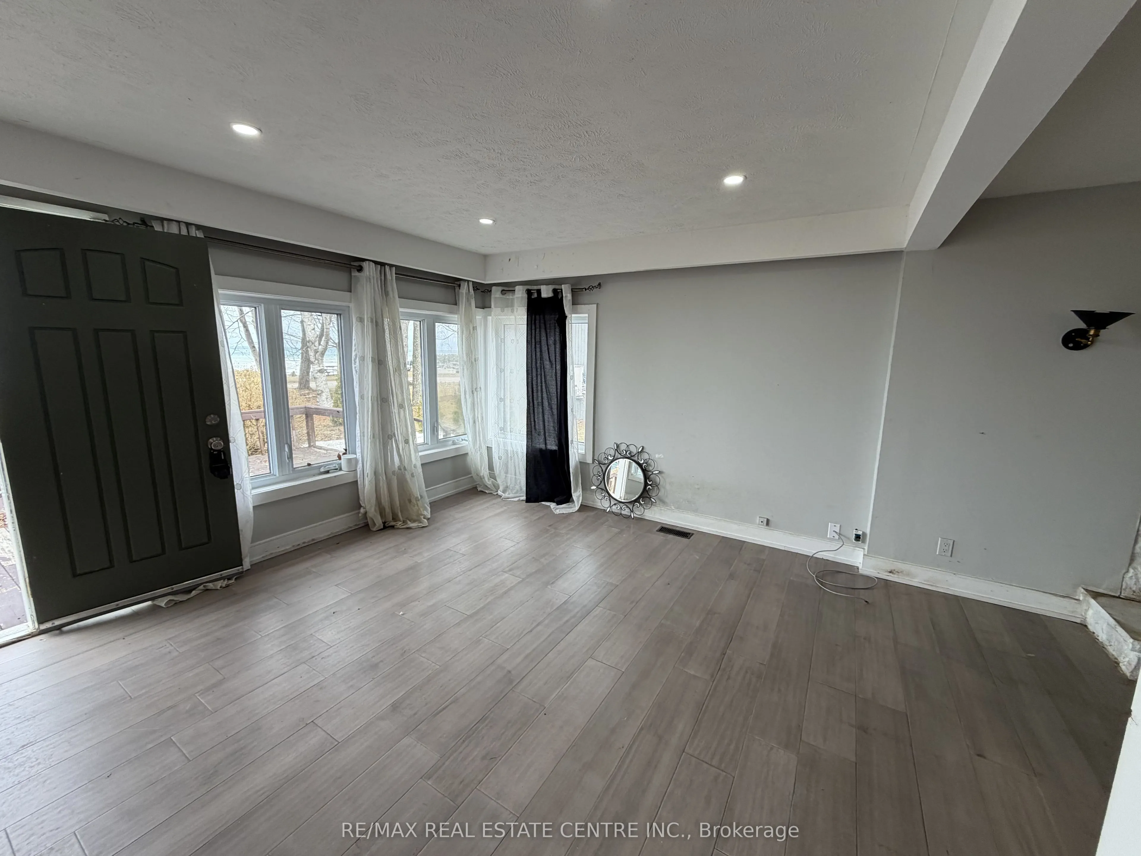 35 Lakeside Avenue