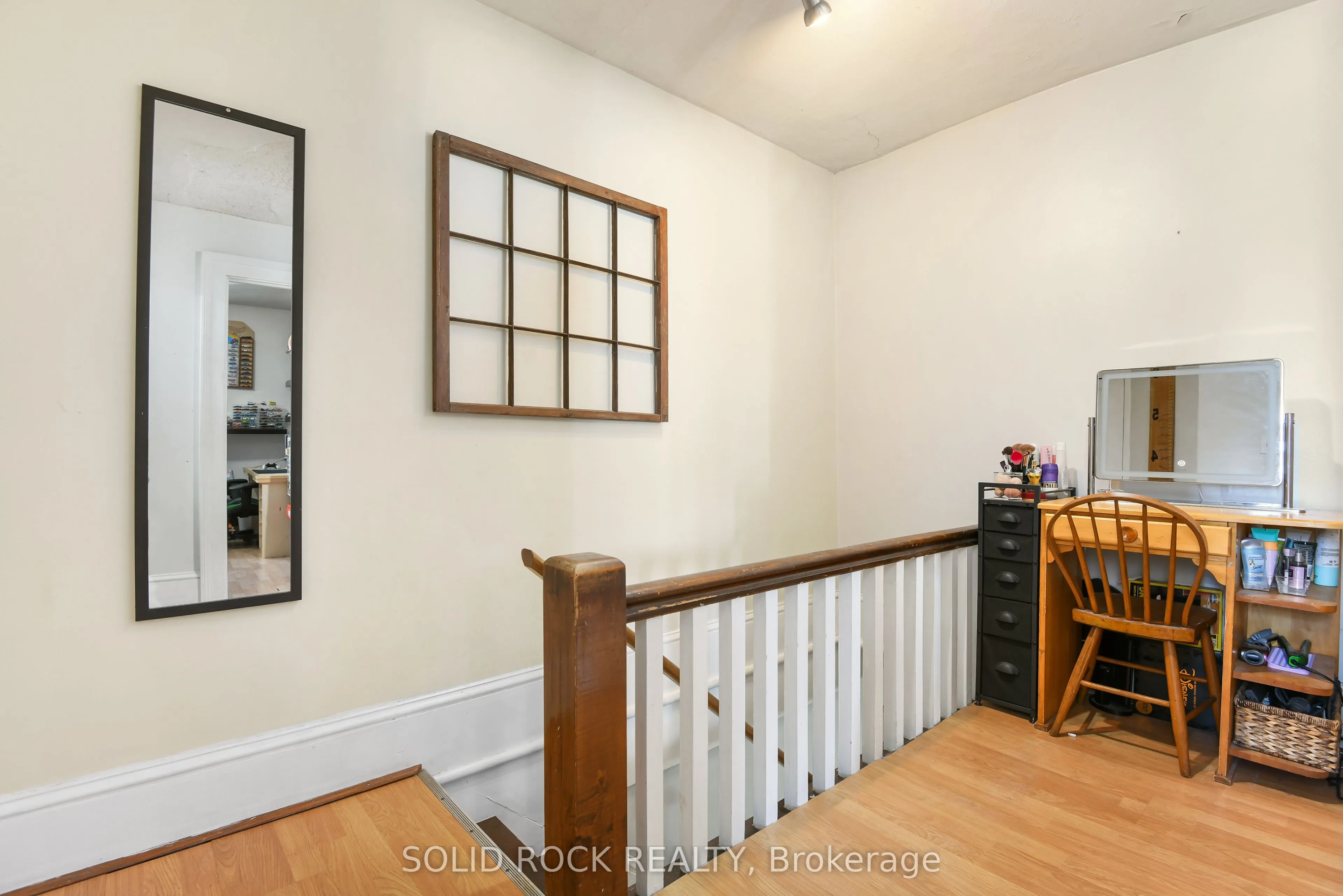 28 Wilson Street W