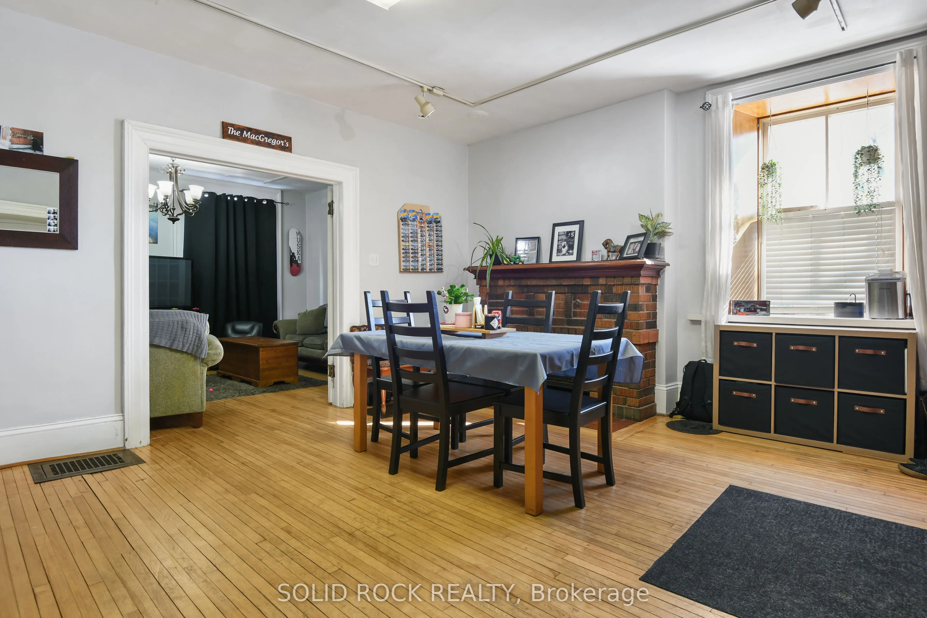 28 Wilson Street W