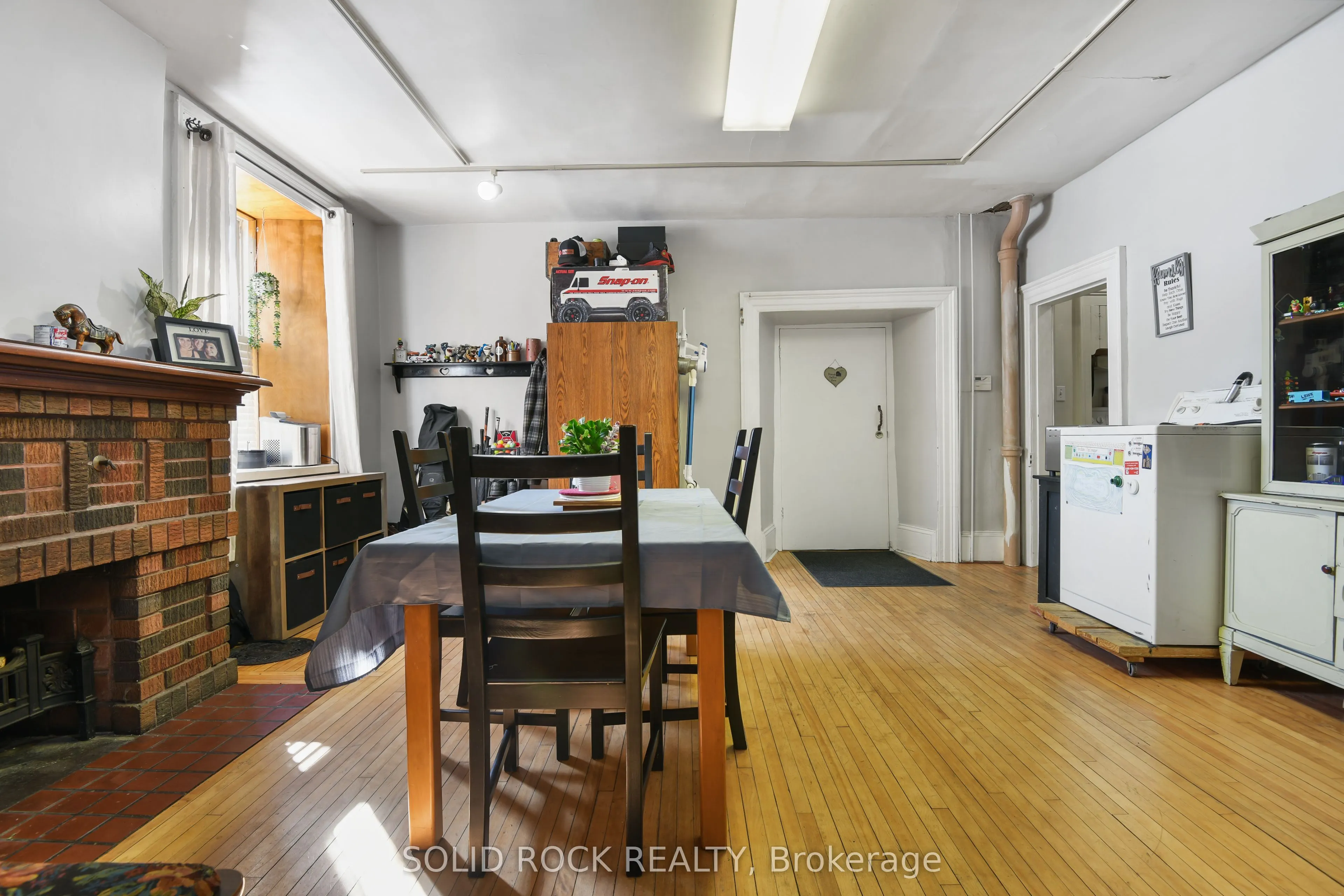 28 Wilson Street W
