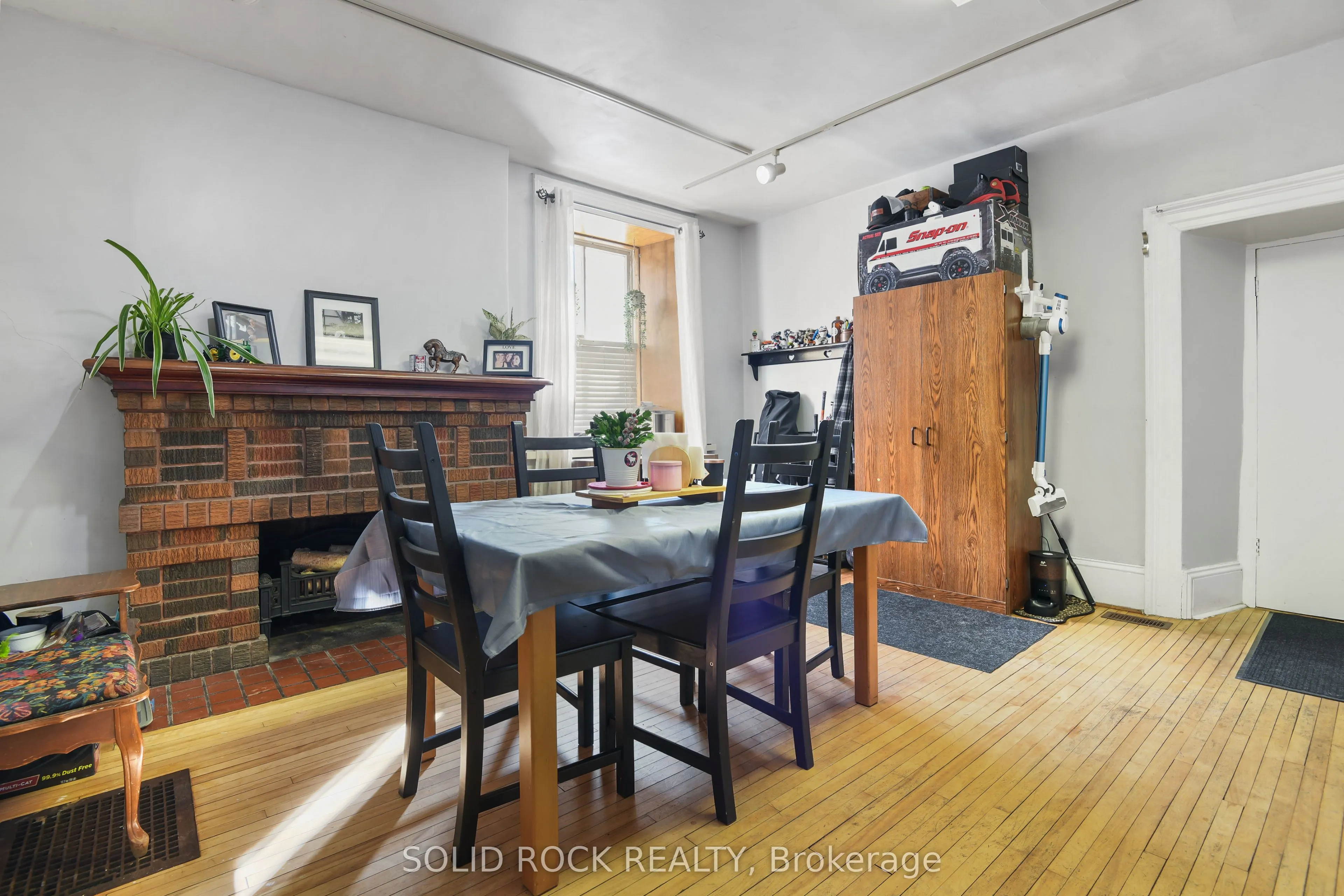 28 Wilson Street W