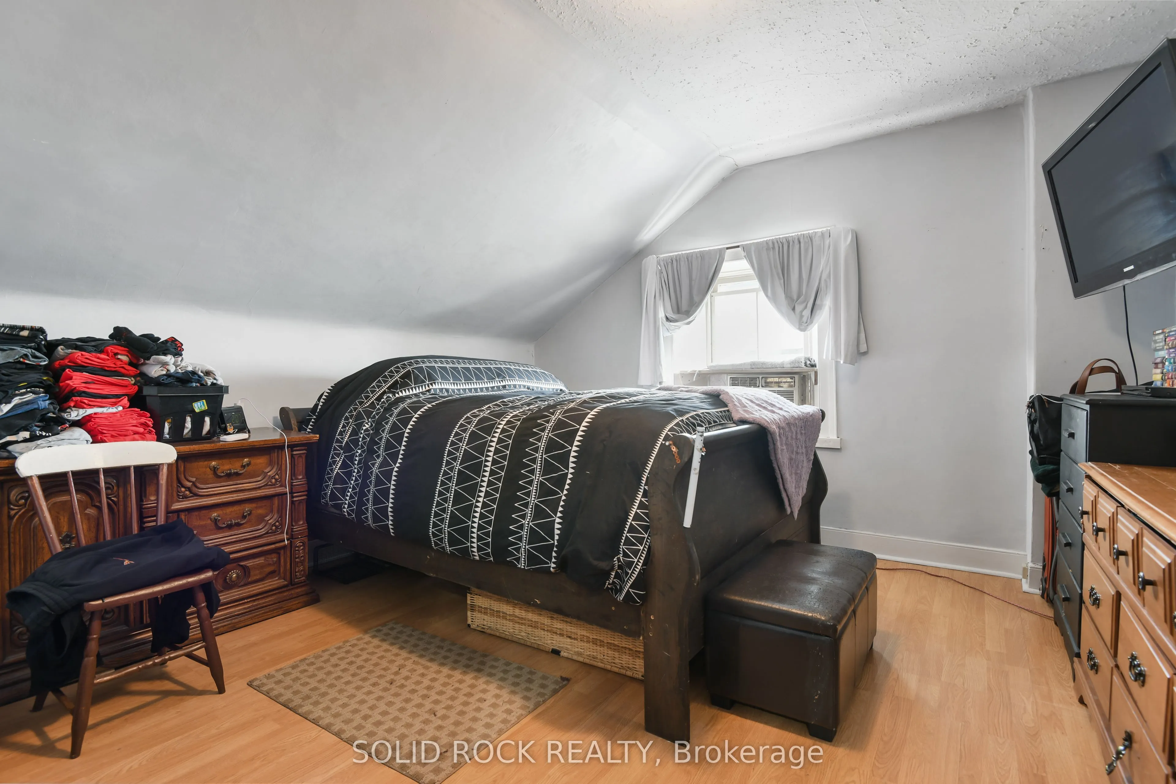 28 Wilson Street W