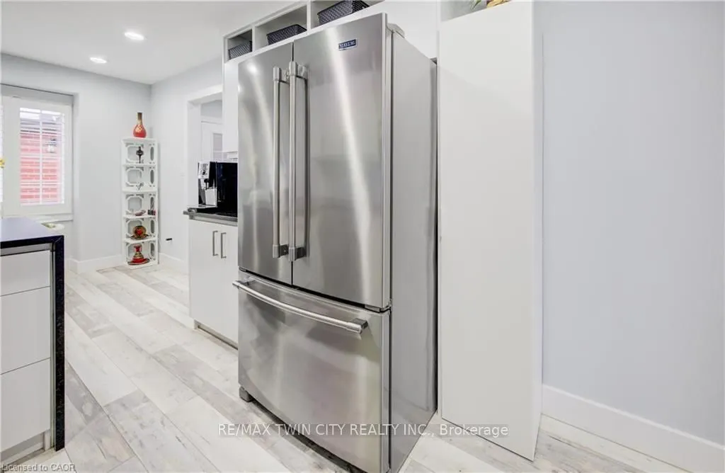 10 ISHERWOOD Avenue #18