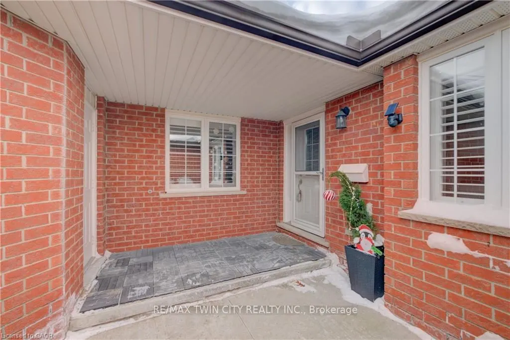 10 ISHERWOOD Avenue #18
