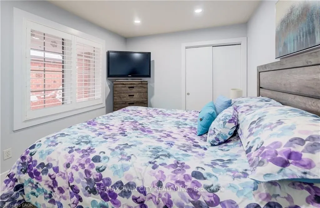 10 ISHERWOOD Avenue #18