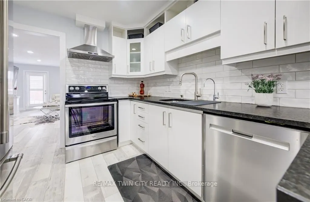 10 ISHERWOOD Avenue #18