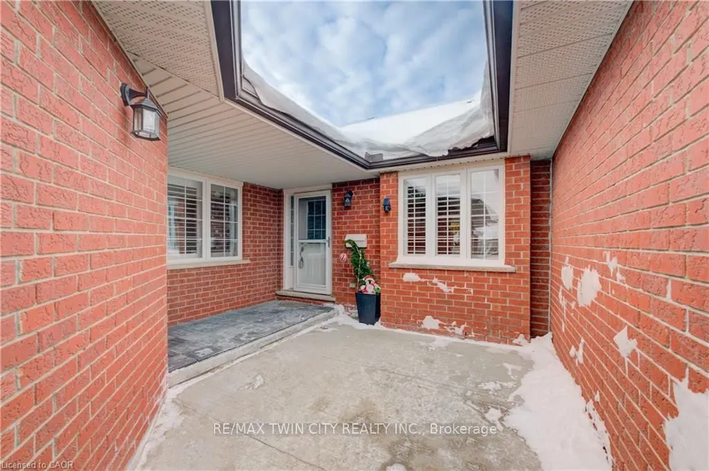10 ISHERWOOD Avenue #18