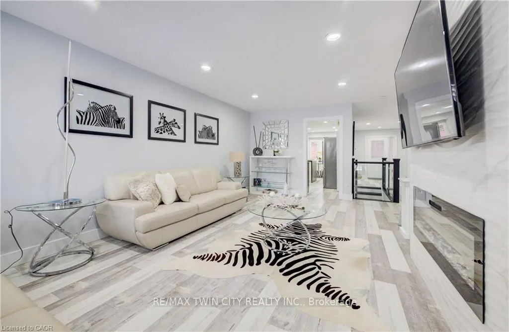 10 ISHERWOOD Avenue #18