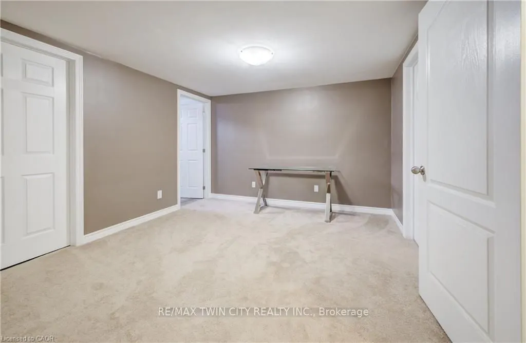 10 ISHERWOOD Avenue #18