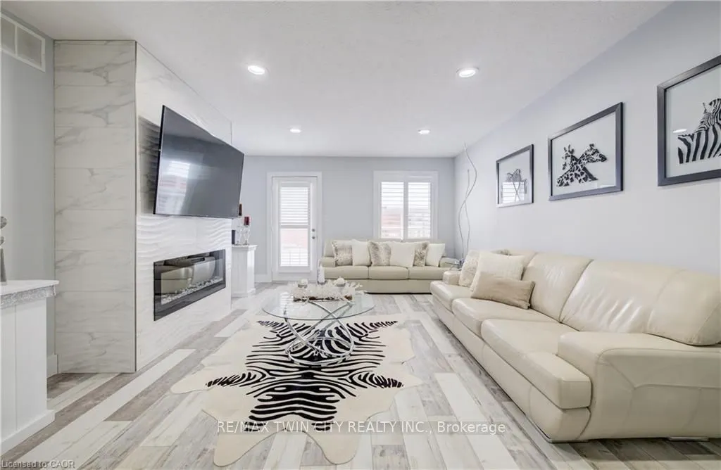 10 ISHERWOOD Avenue #18