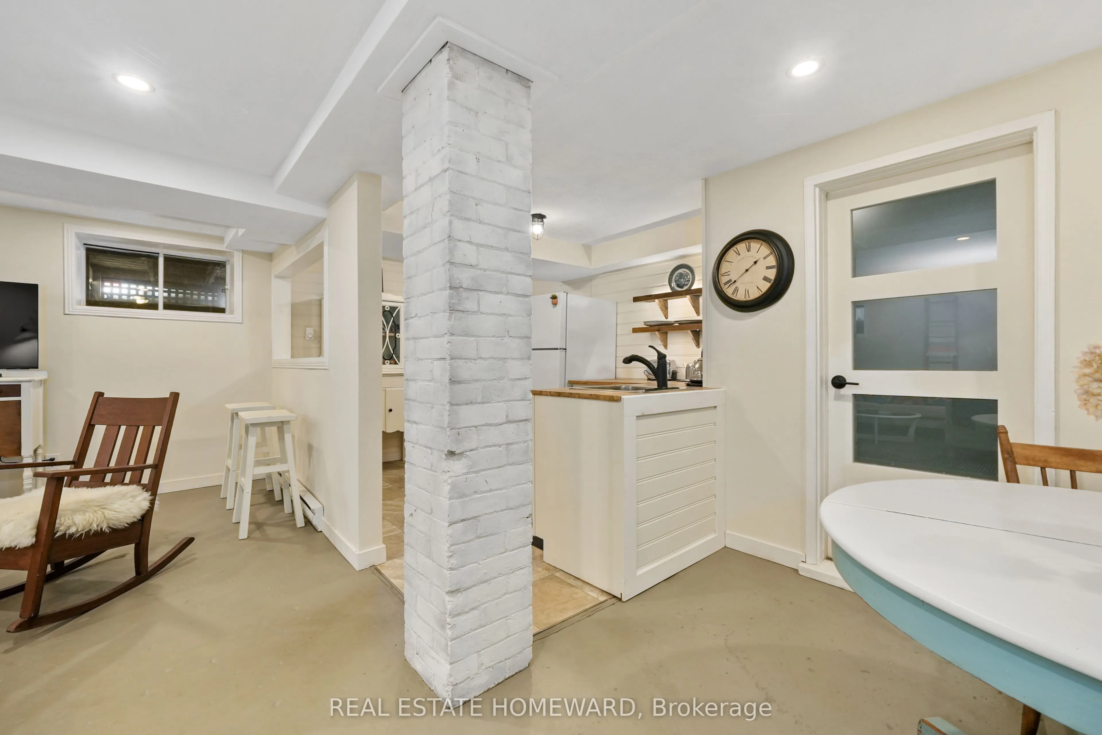 96 James Street W