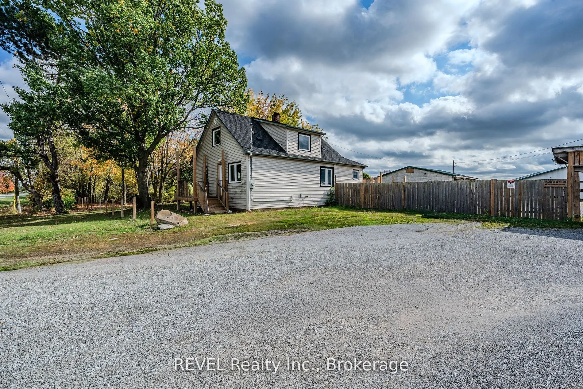 1269 1273 LARKIN Road E