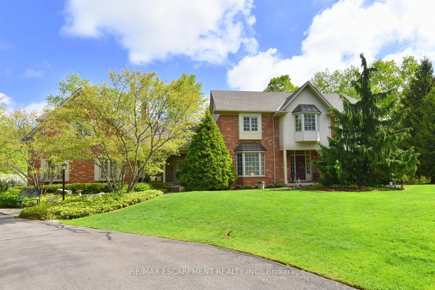 712 ROBSON Road