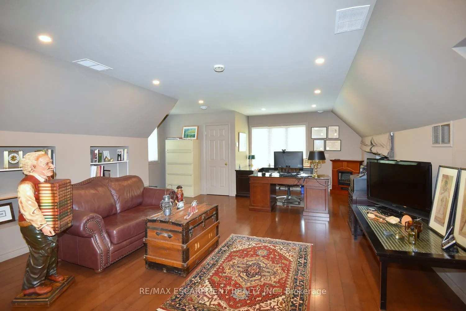 712 ROBSON Road