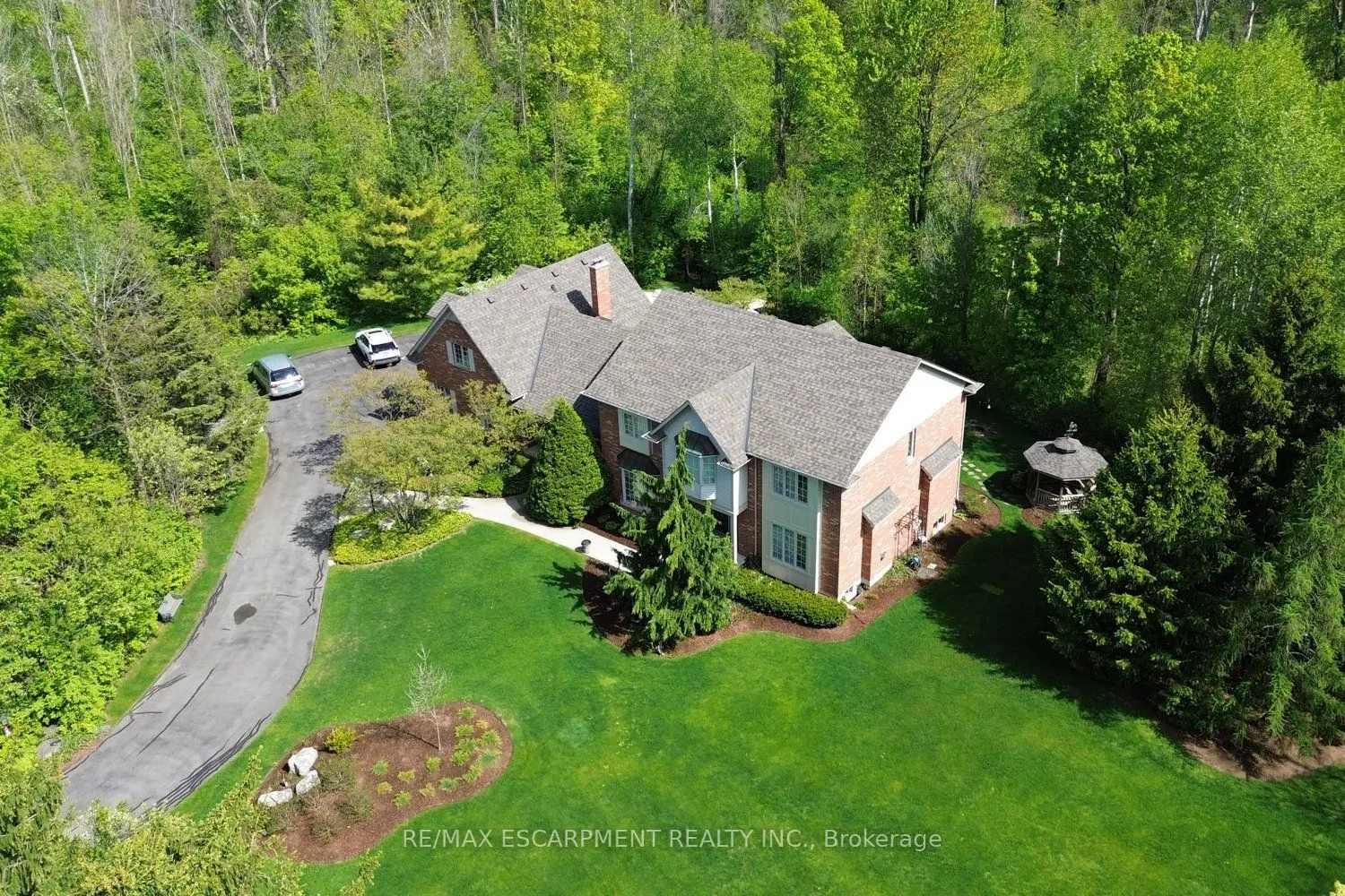 712 ROBSON Road