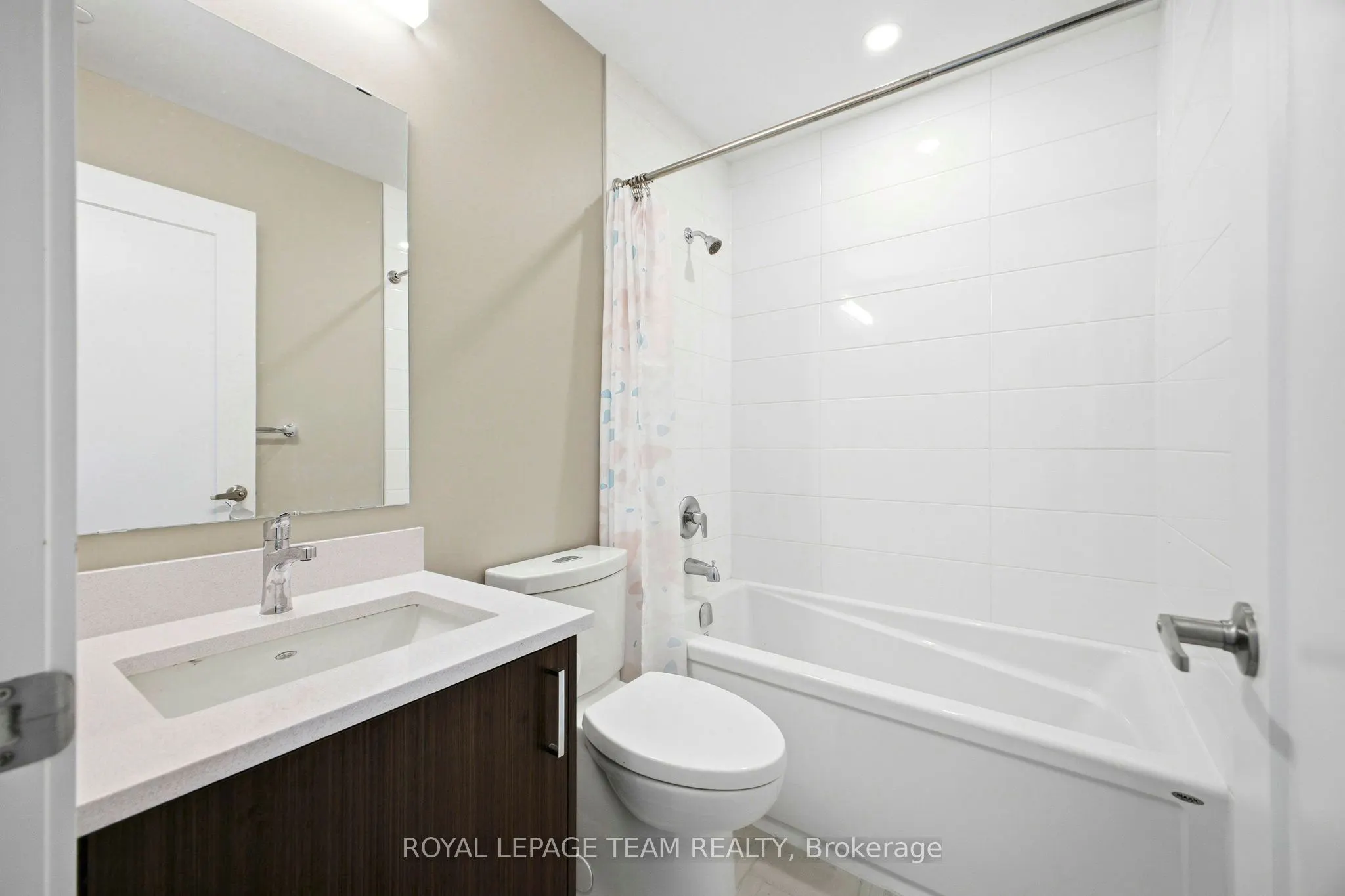 360 Deschatelets Avenue E #209
