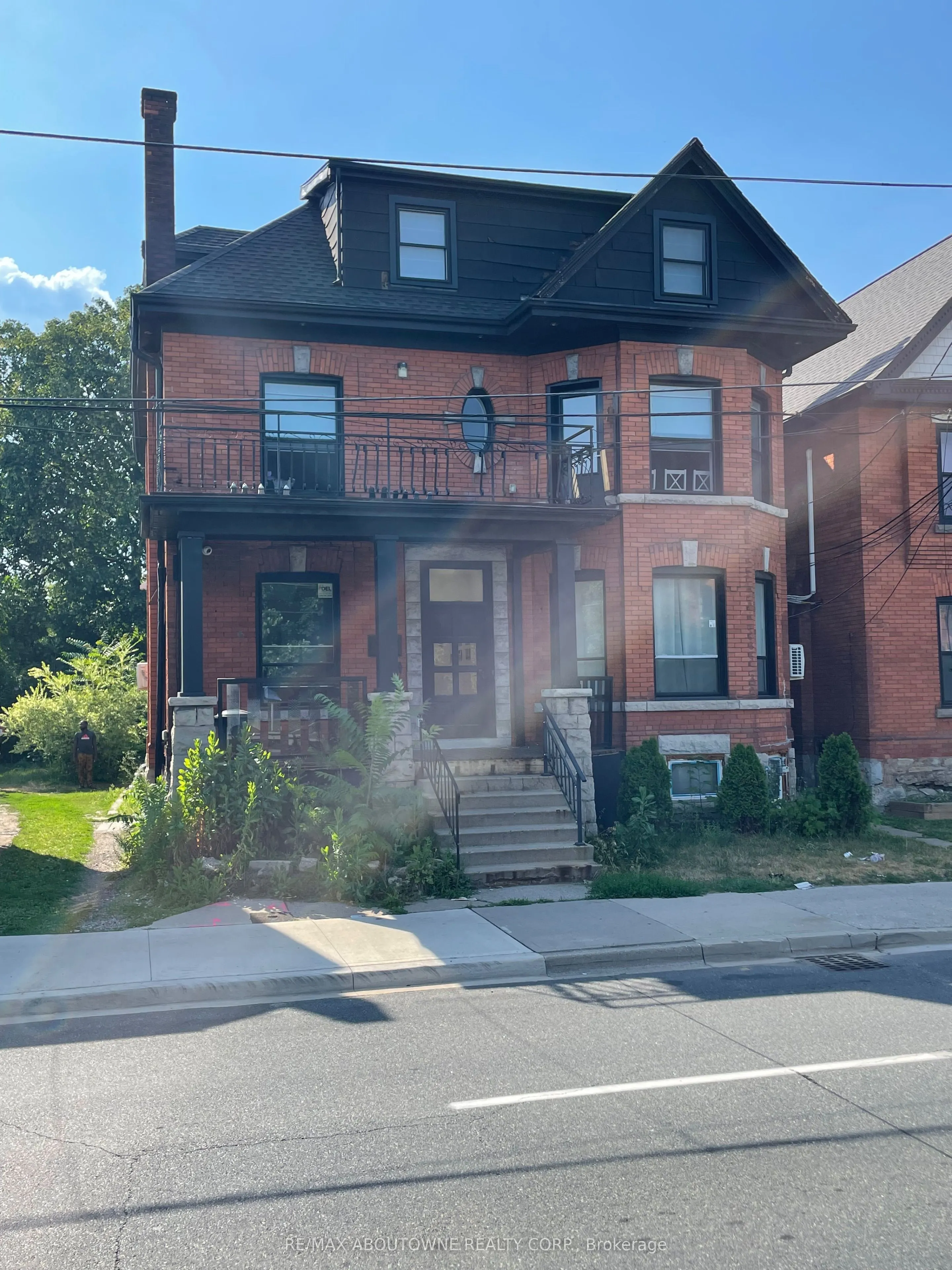66 Wellington Street S