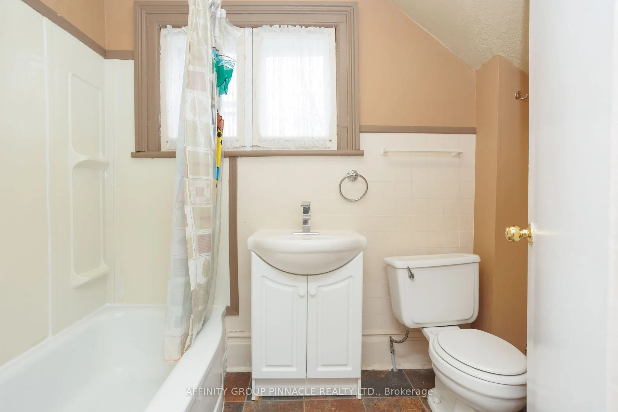 221 Kent Street W