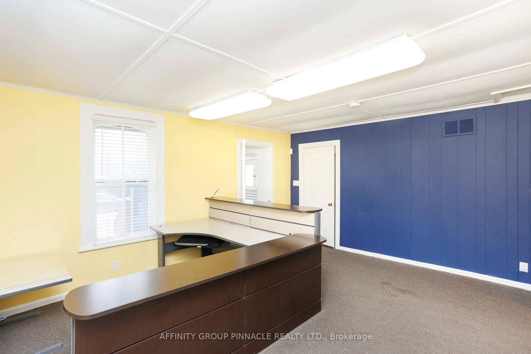 221 Kent Street W