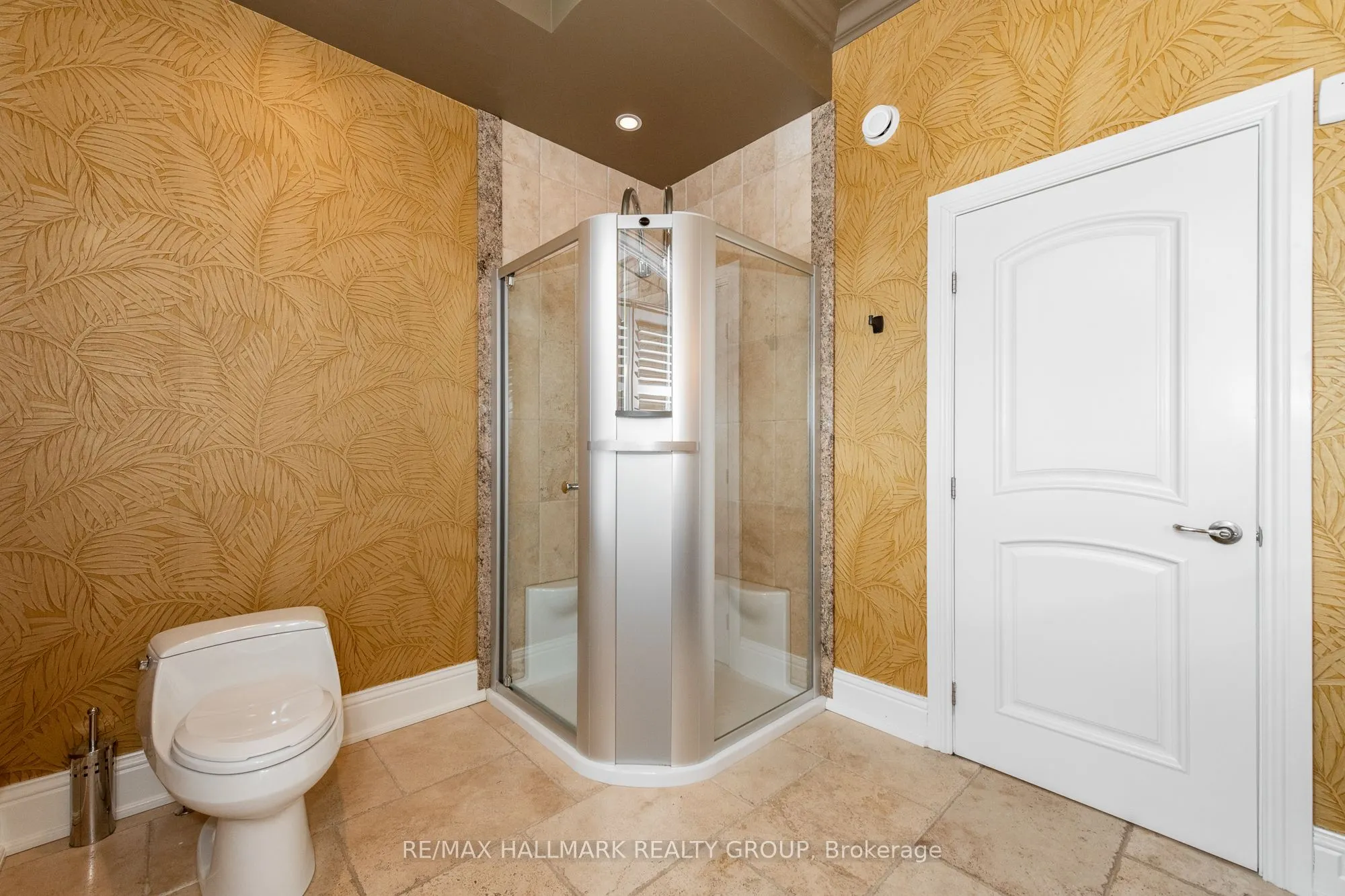5800 Queenscourt Crescent