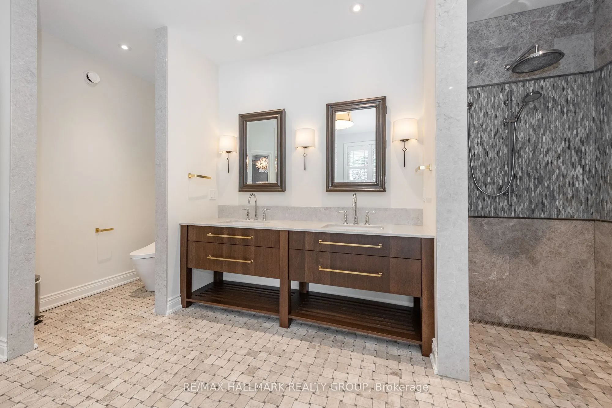 5800 Queenscourt Crescent