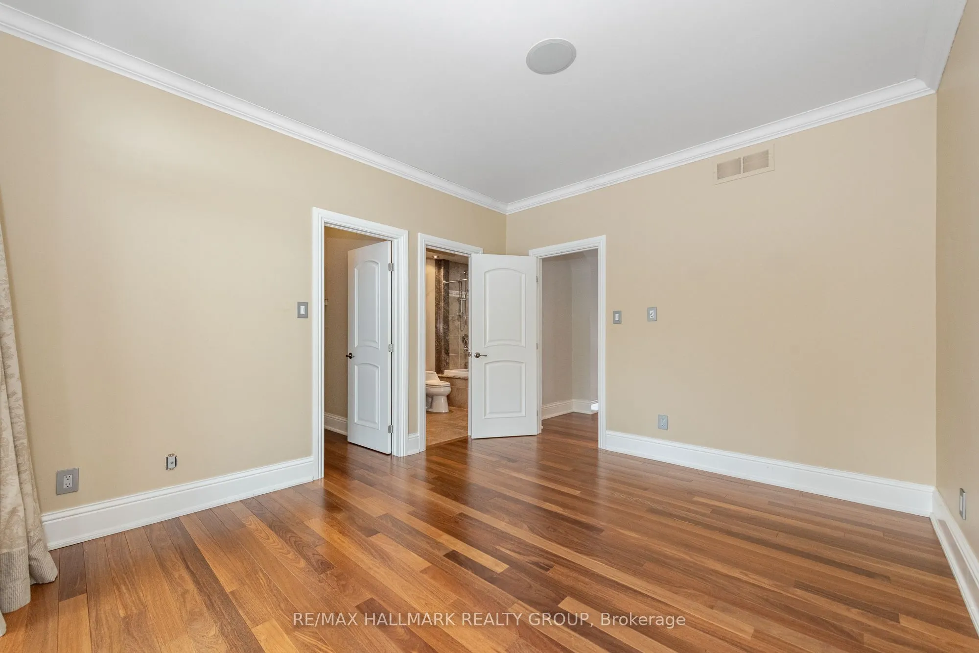 5800 Queenscourt Crescent