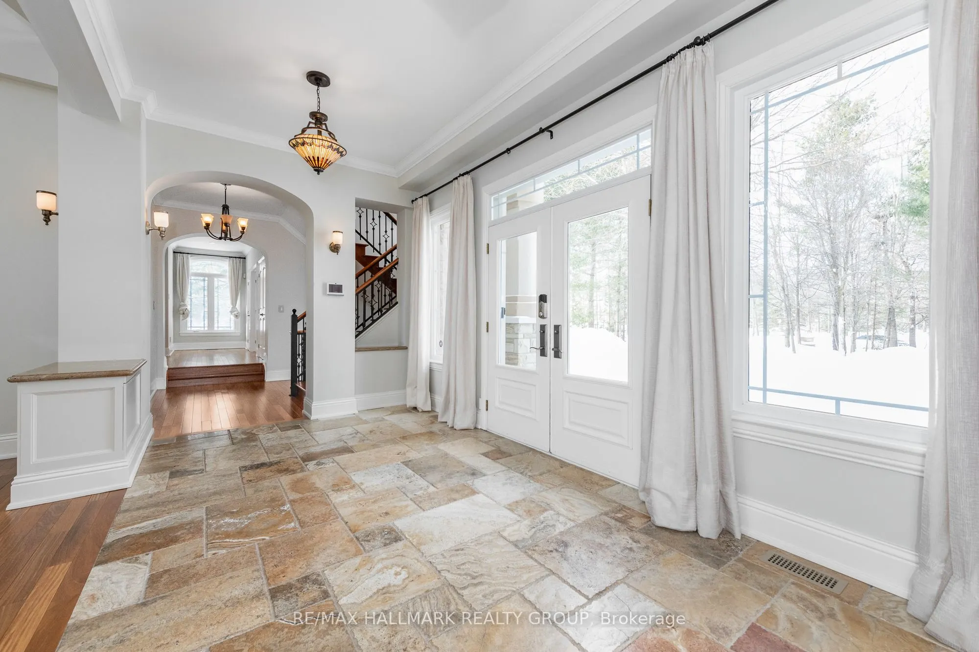 5800 Queenscourt Crescent