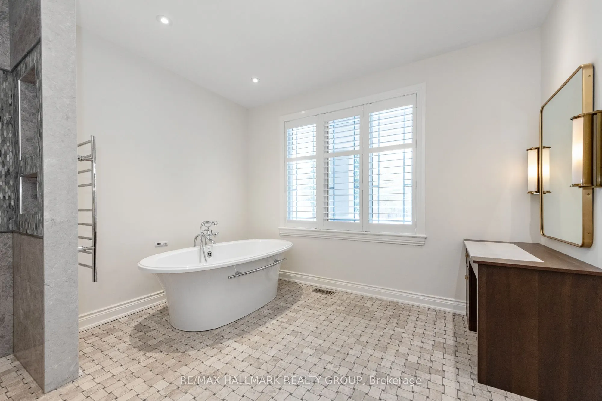 5800 Queenscourt Crescent