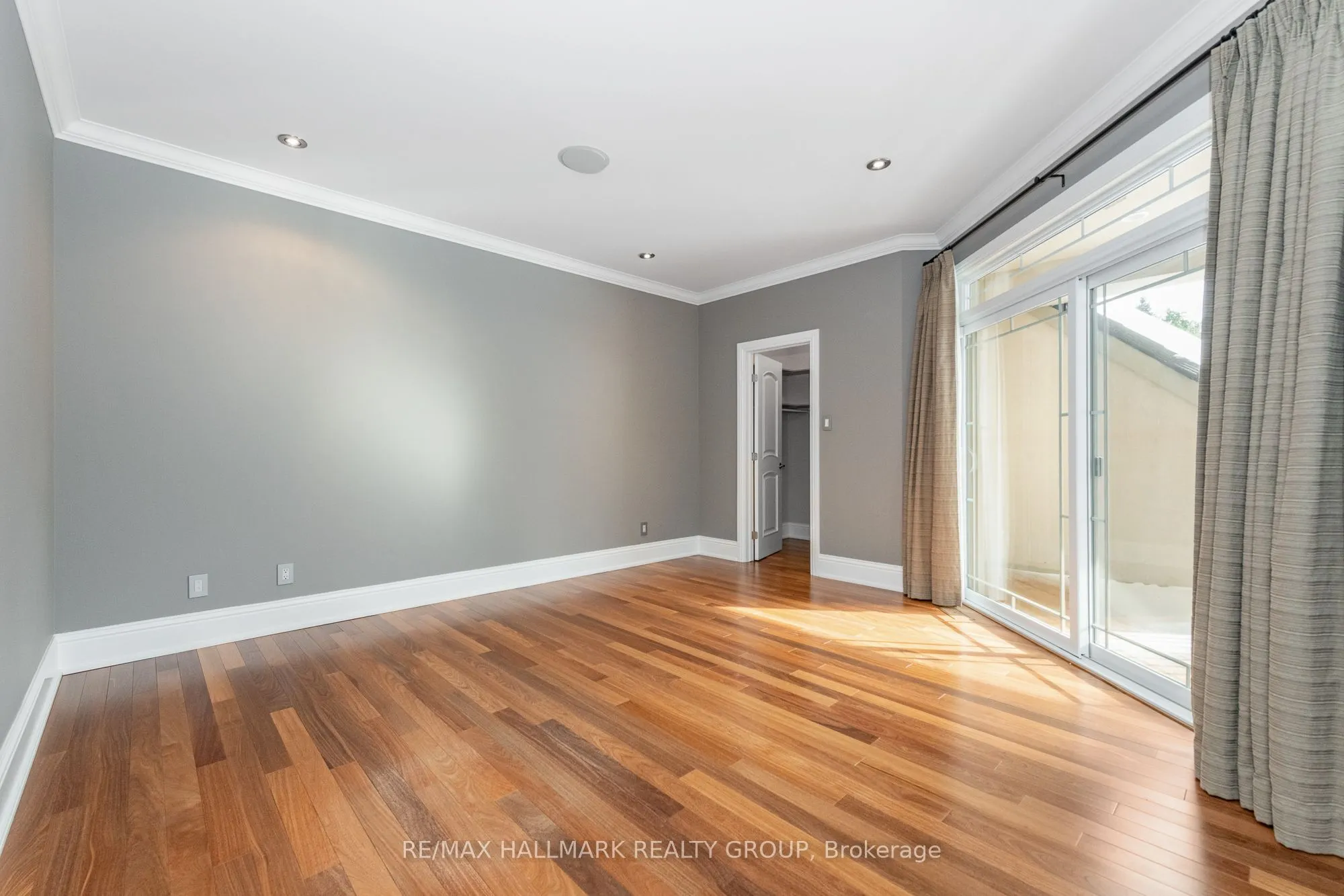 5800 Queenscourt Crescent