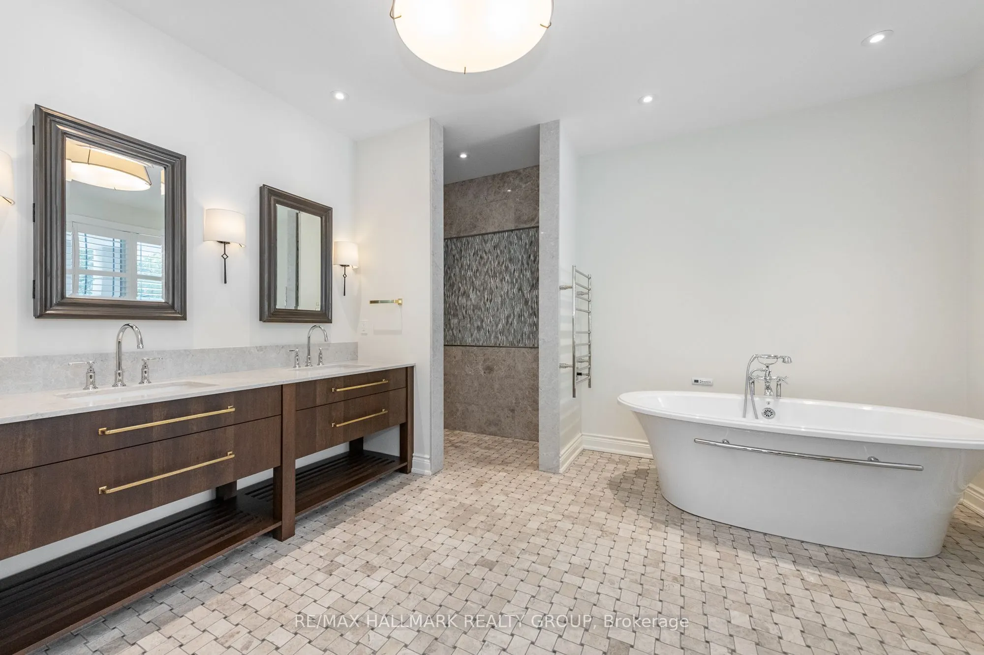 5800 Queenscourt Crescent