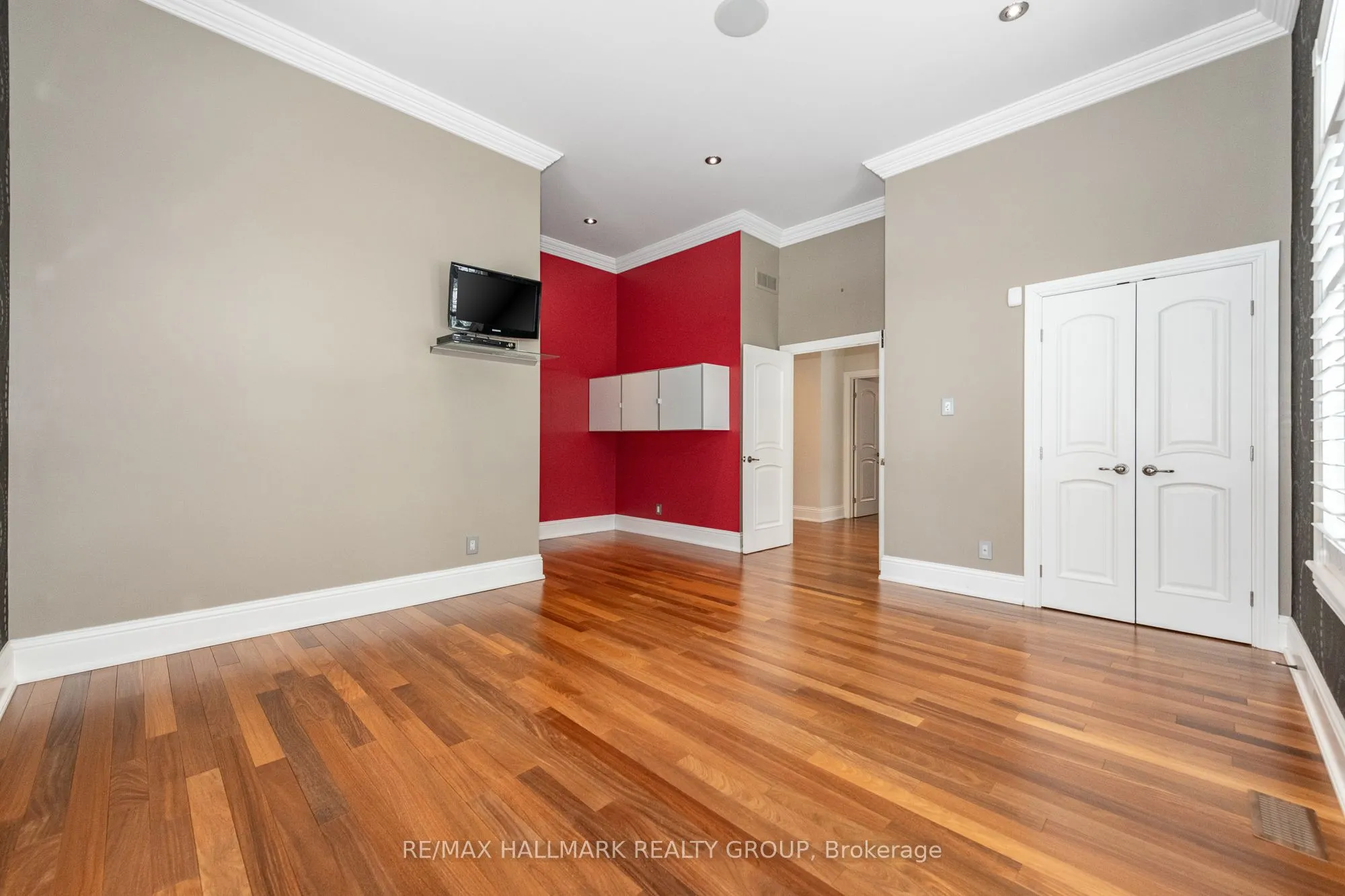 5800 Queenscourt Crescent