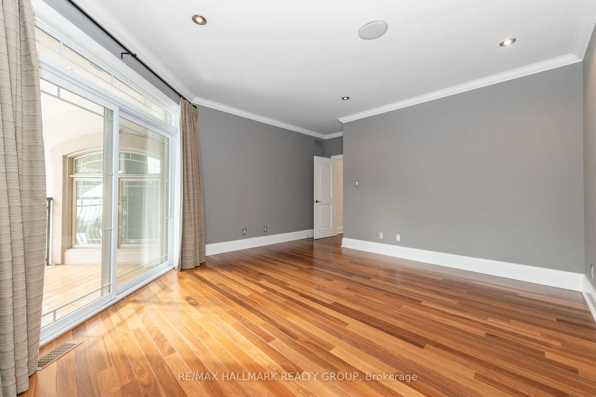 5800 Queenscourt Crescent