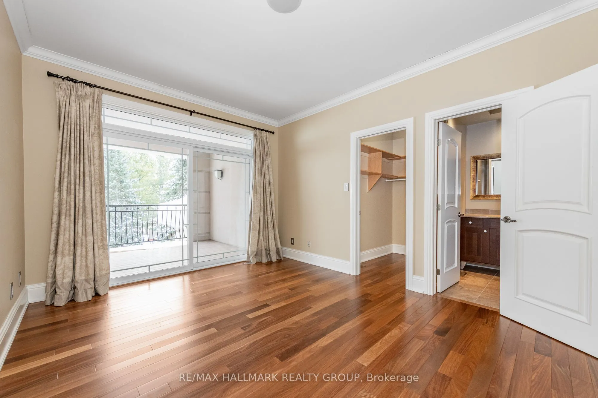 5800 Queenscourt Crescent