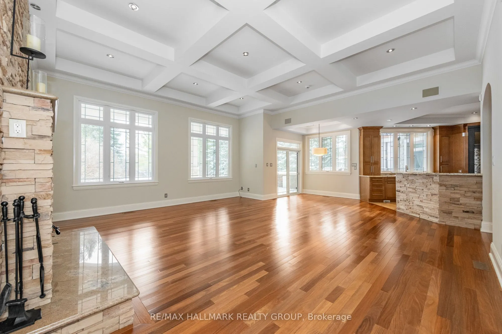 5800 Queenscourt Crescent