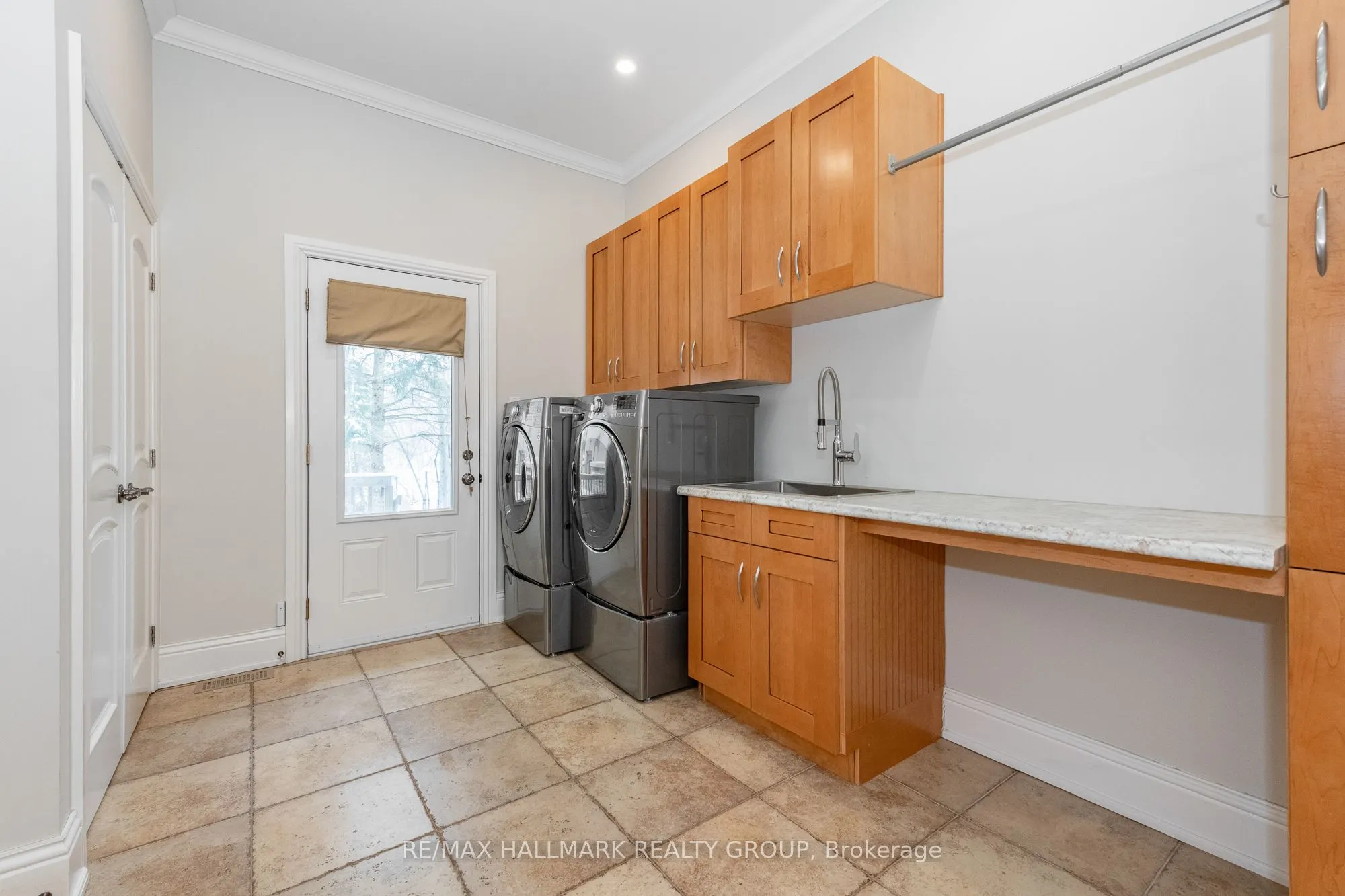 5800 Queenscourt Crescent
