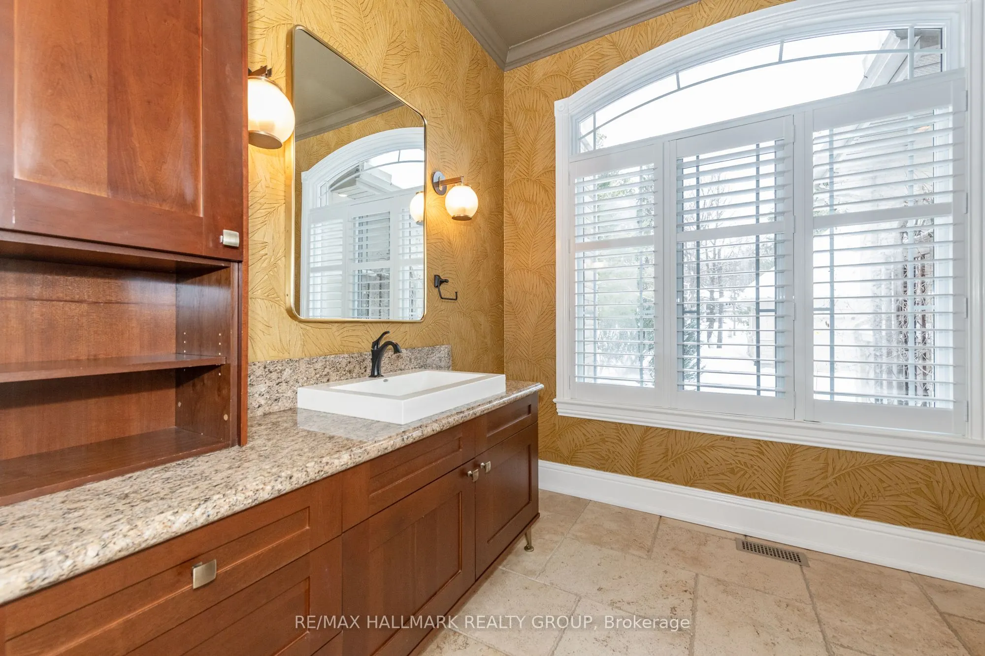 5800 Queenscourt Crescent