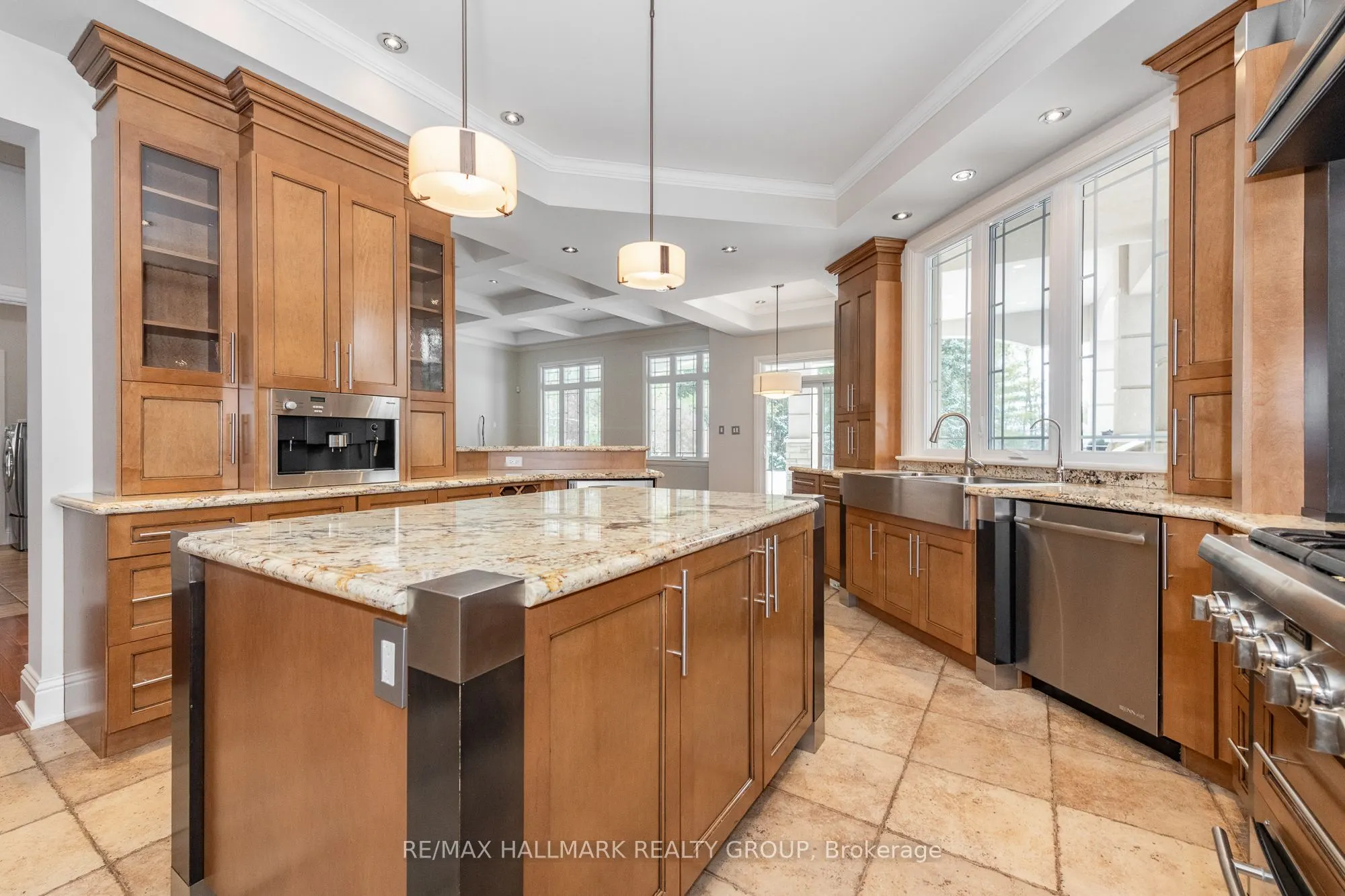 5800 Queenscourt Crescent