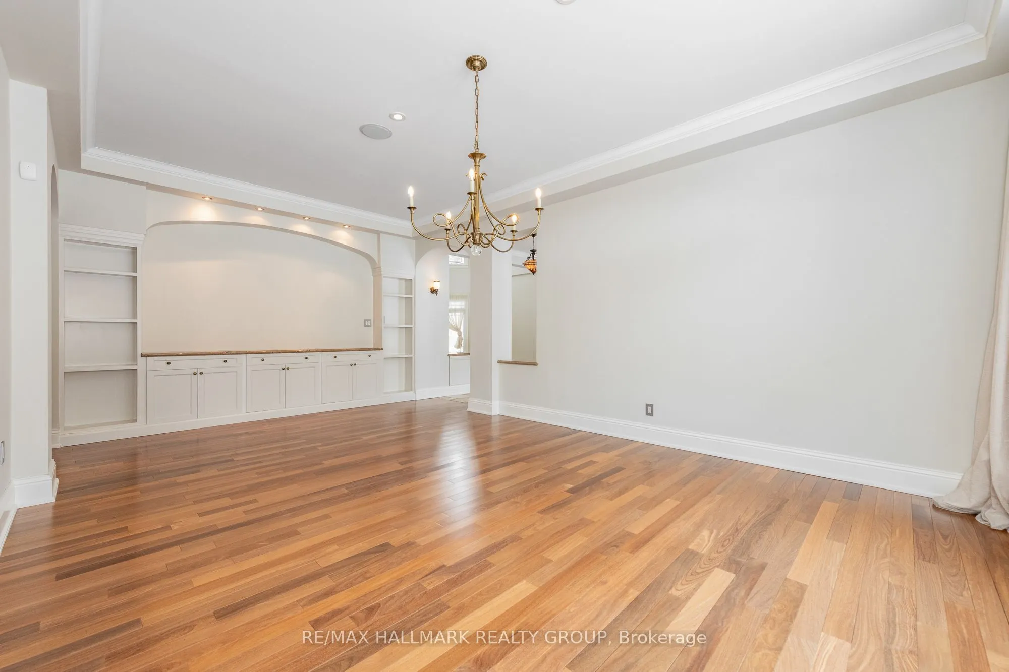 5800 Queenscourt Crescent