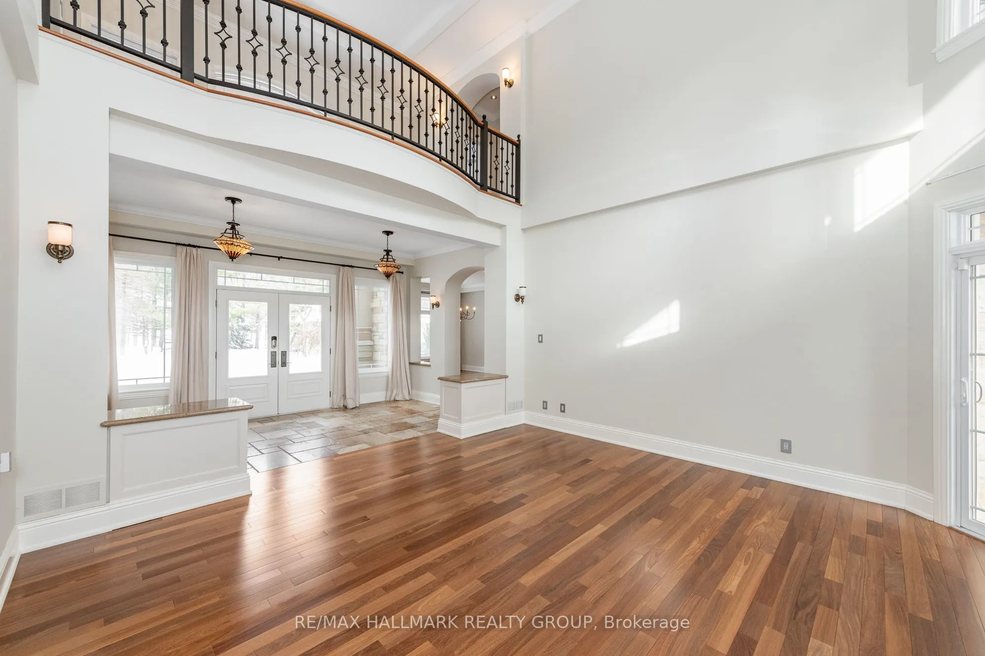 5800 Queenscourt Crescent