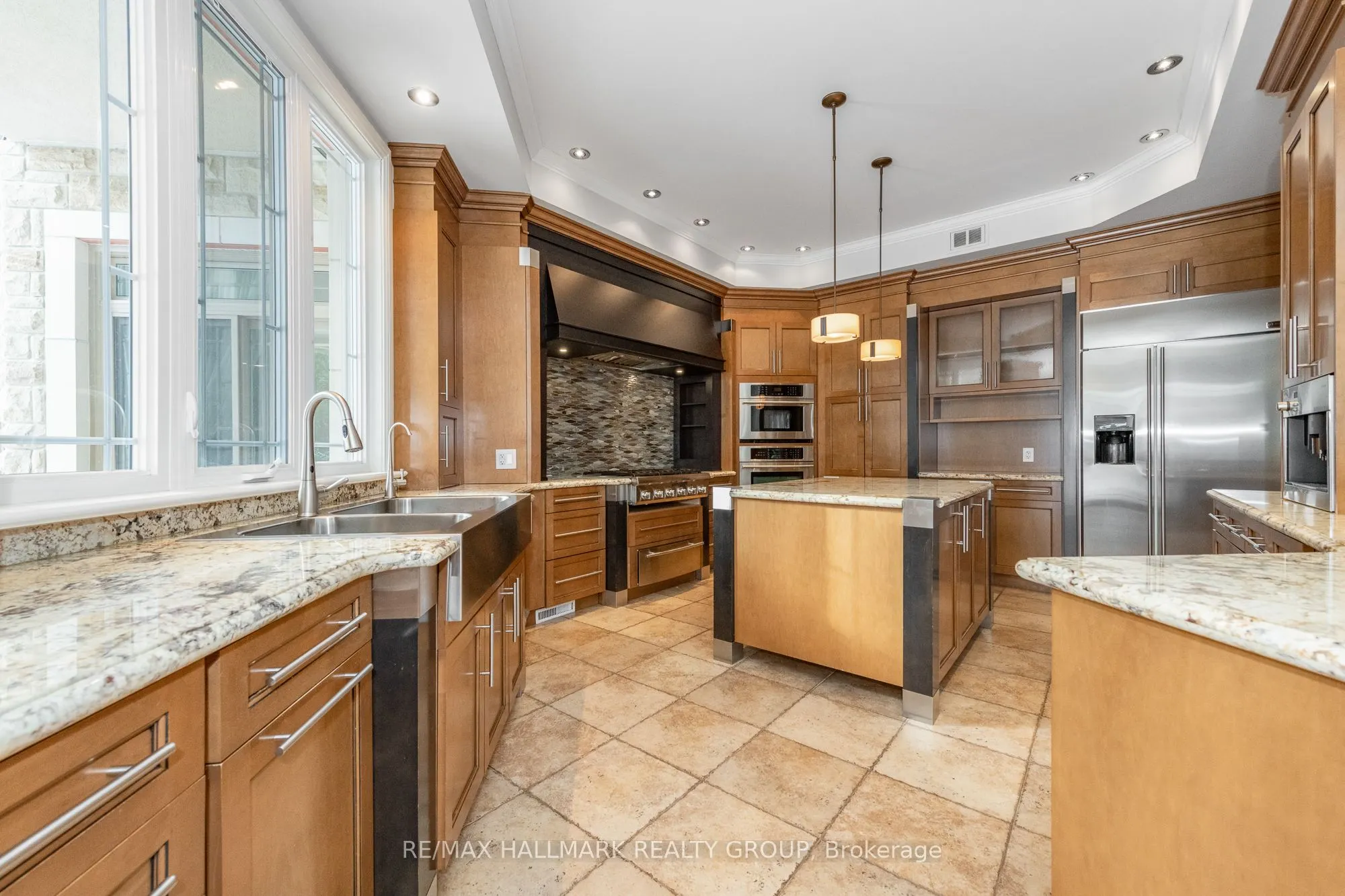 5800 Queenscourt Crescent