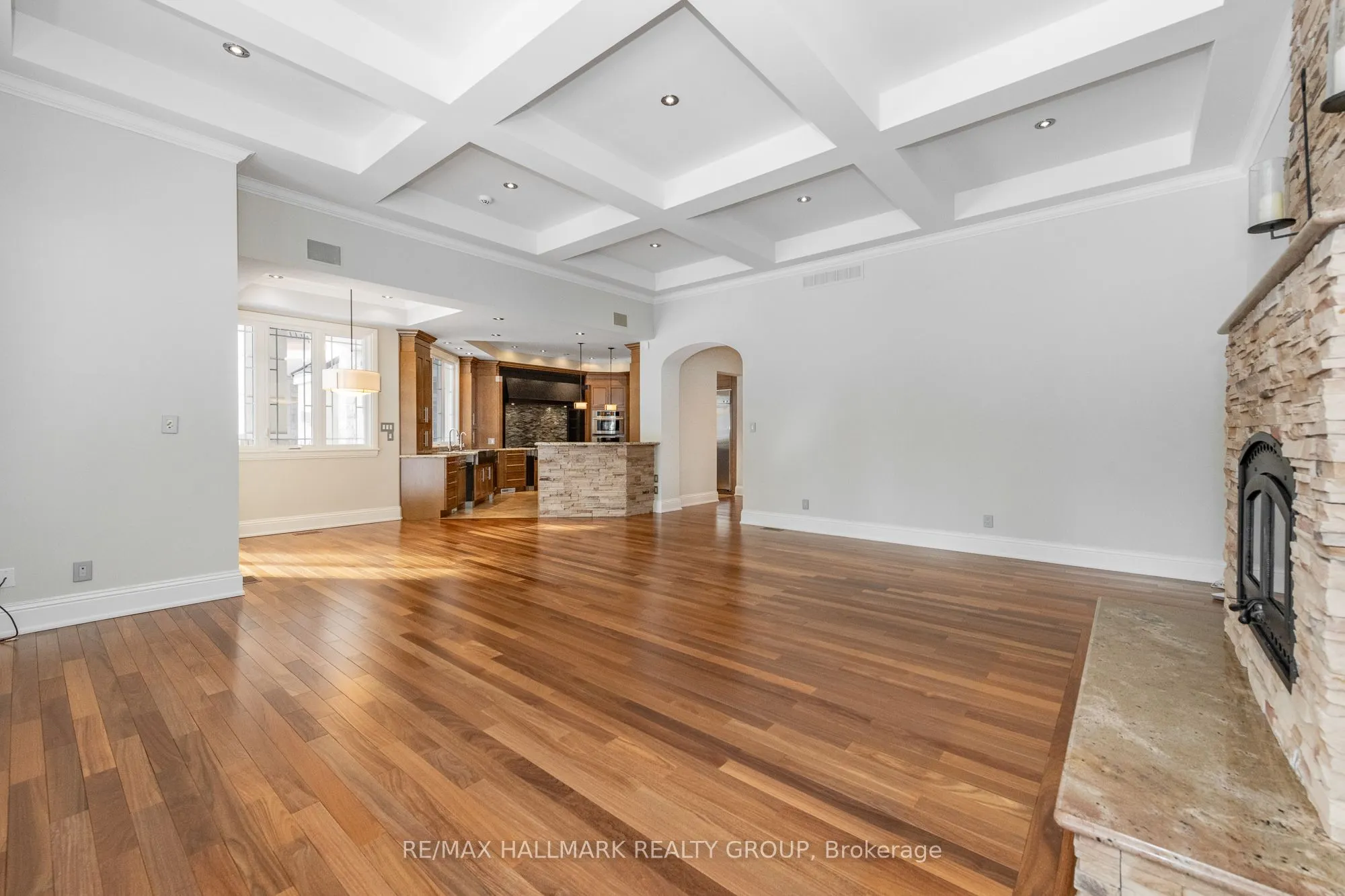 5800 Queenscourt Crescent