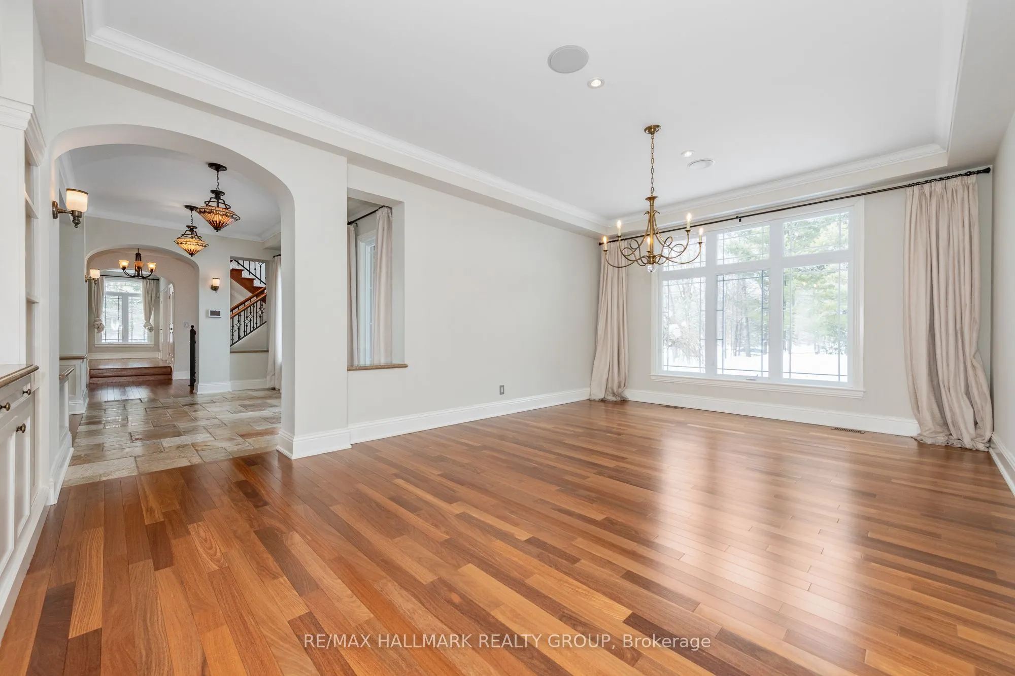 5800 Queenscourt Crescent
