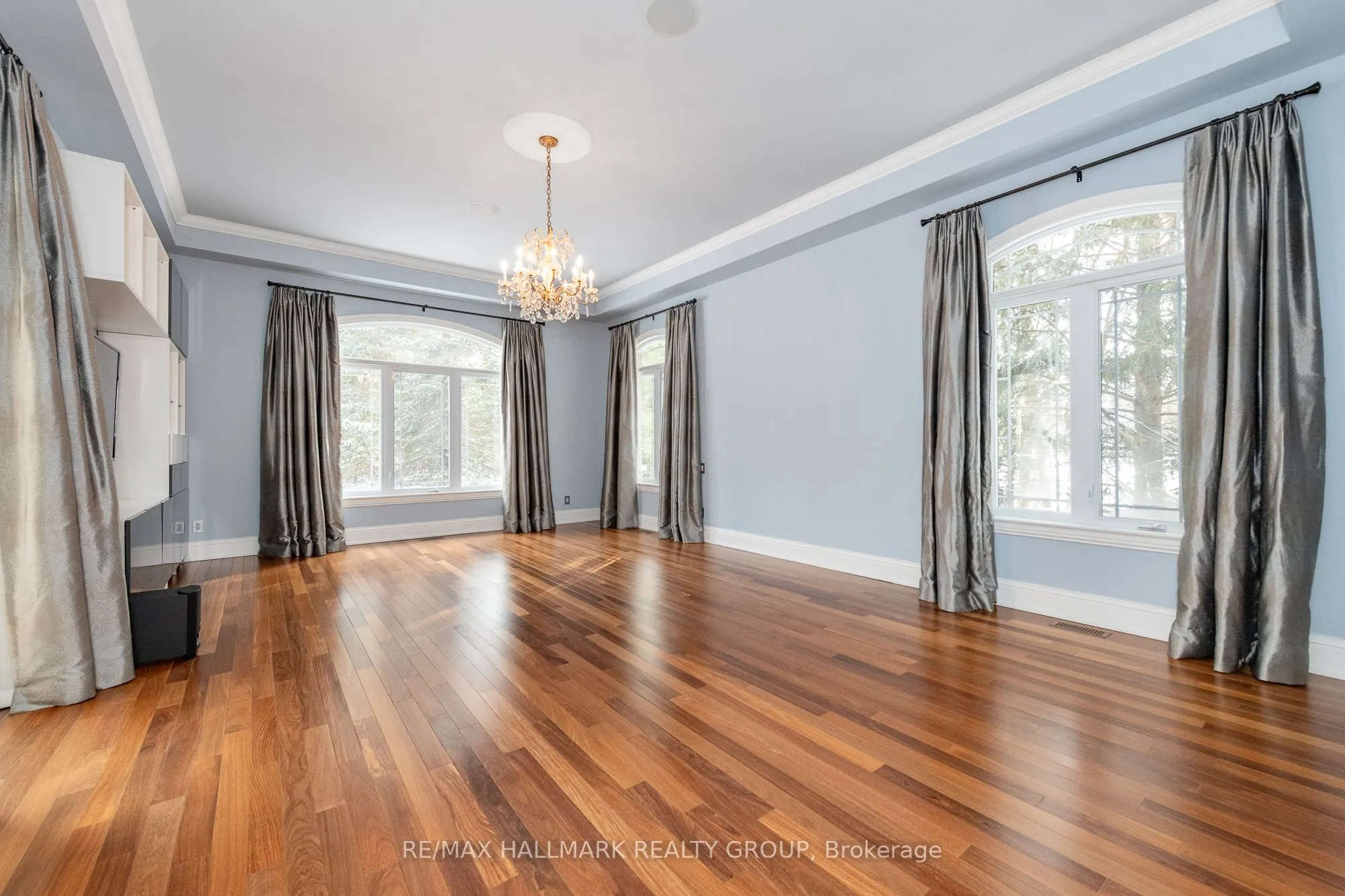 5800 Queenscourt Crescent