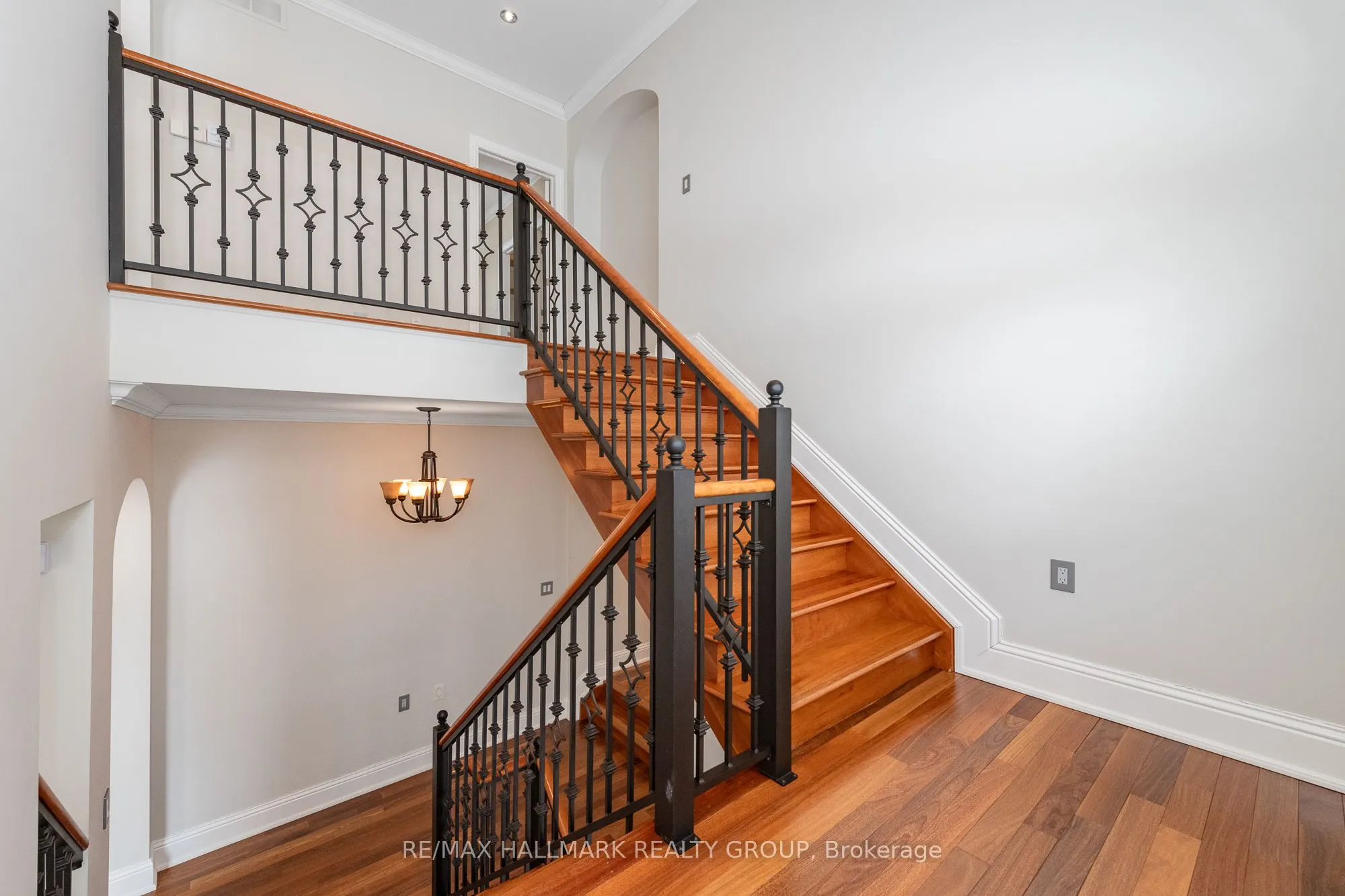 5800 Queenscourt Crescent