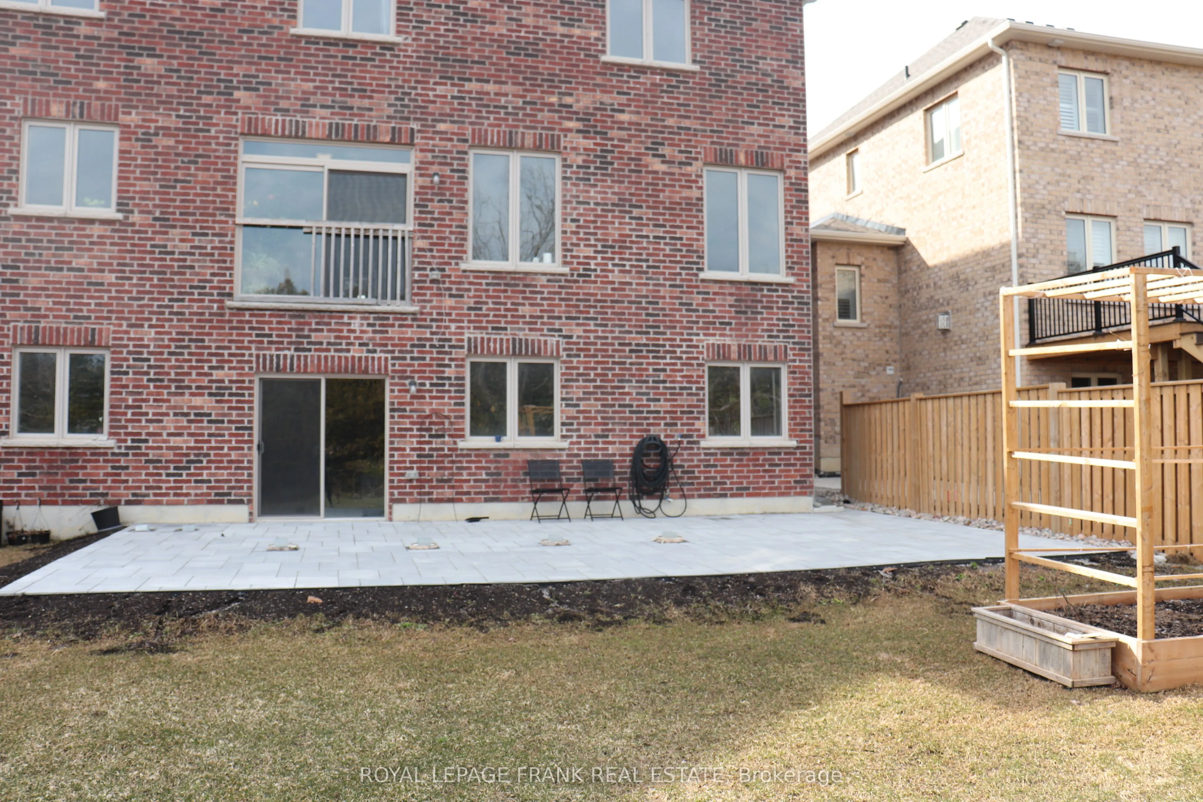 60 Hennessey Crescent