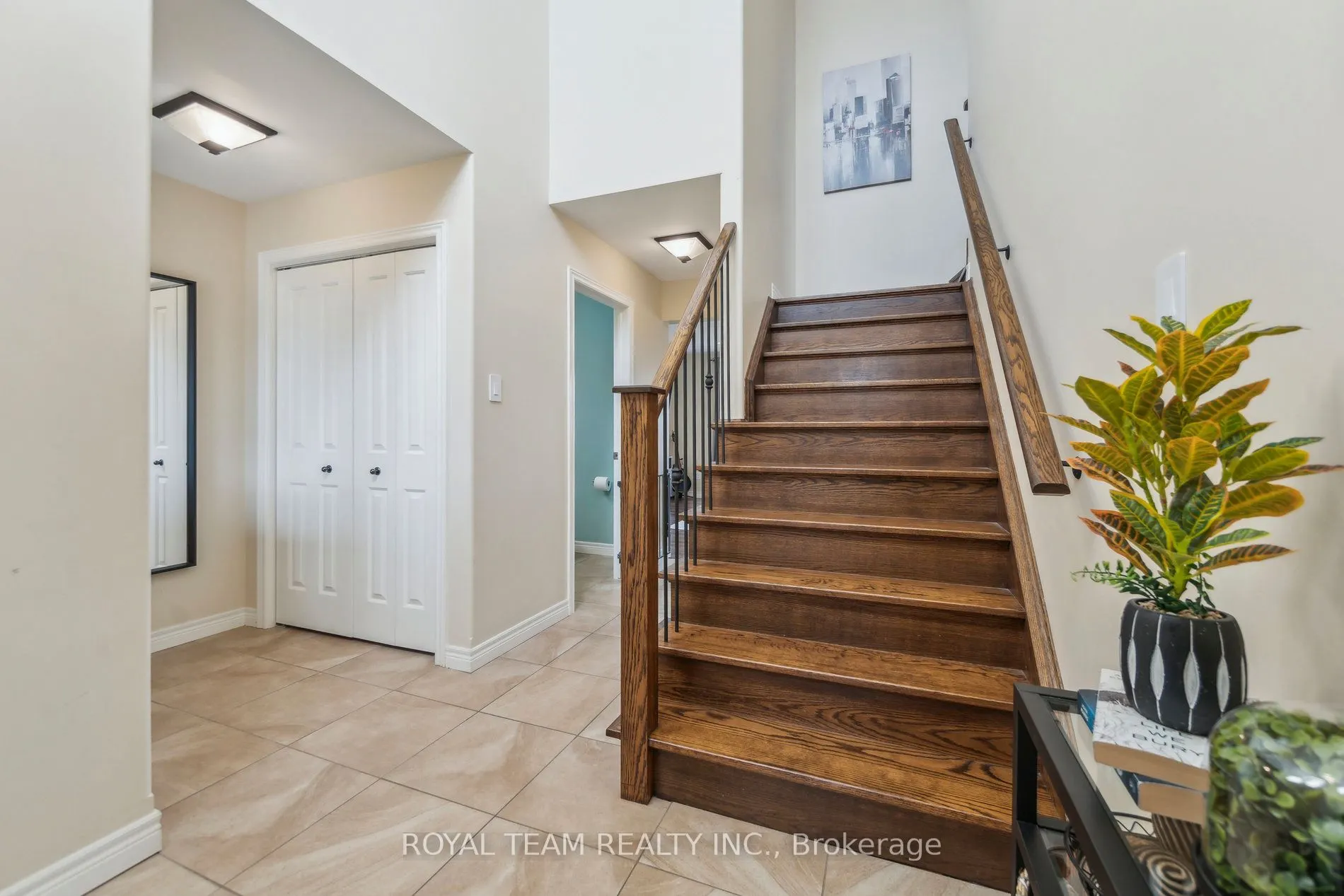 2 Lafayette Street E