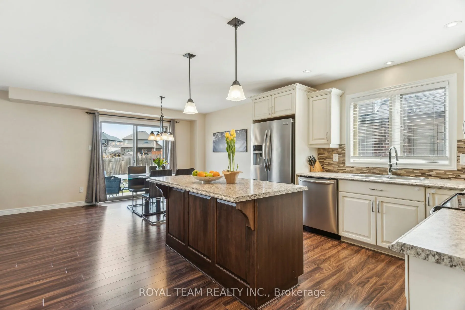 2 Lafayette Street E