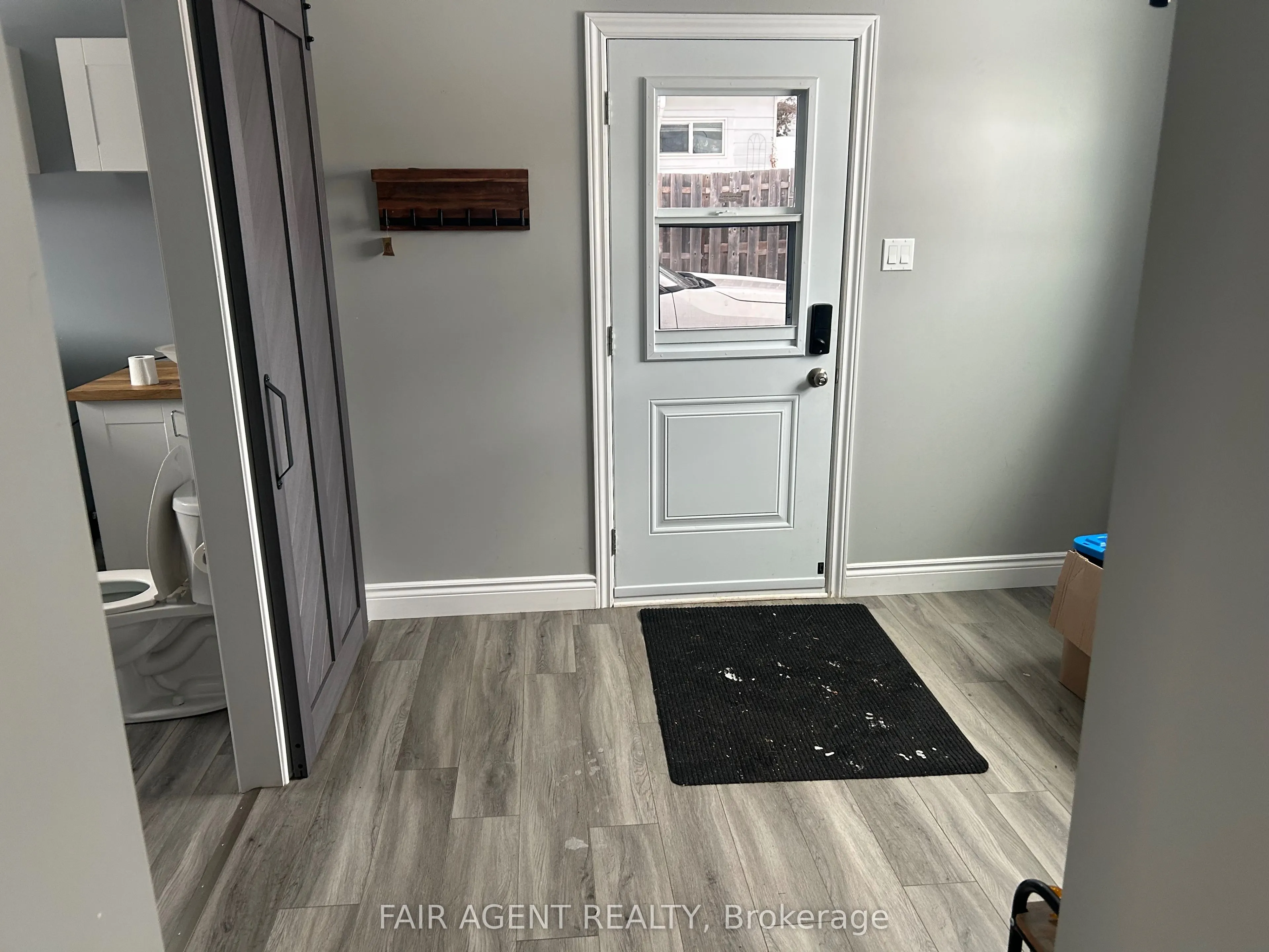 81 BANK Street S